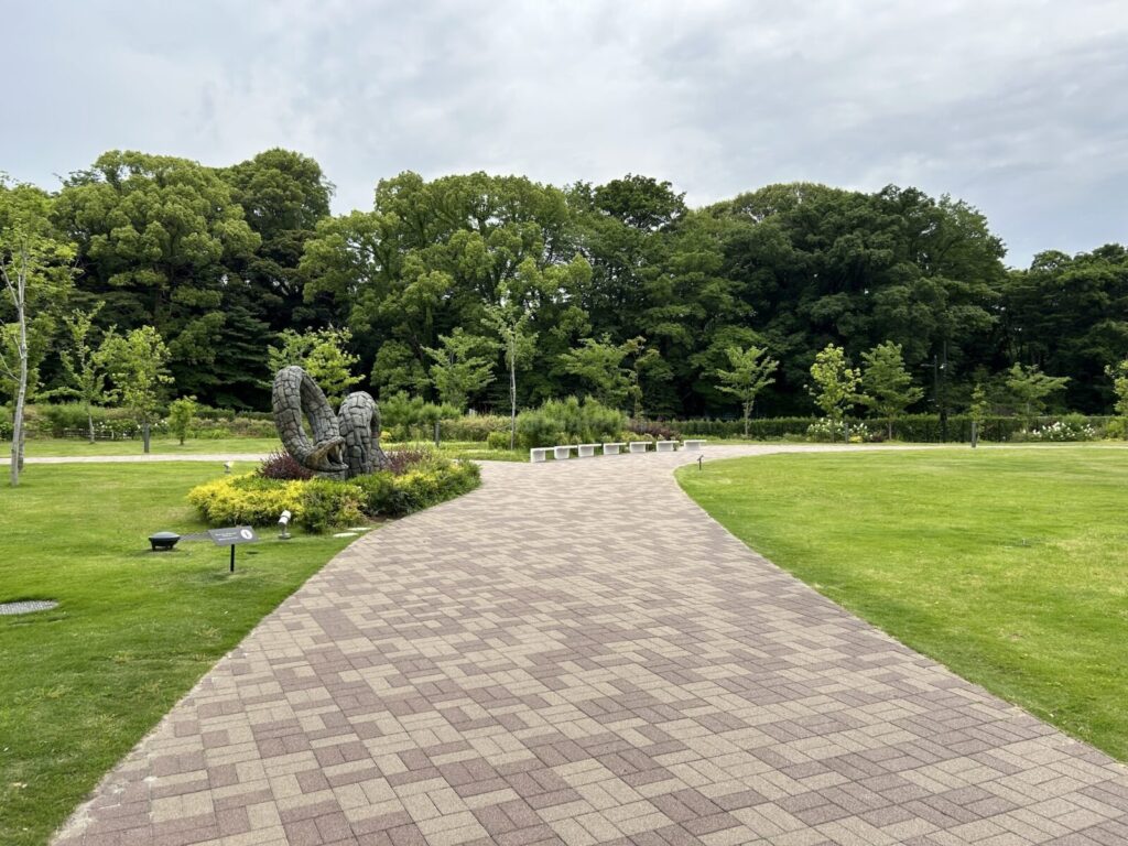 エントランスに向かう道の写真