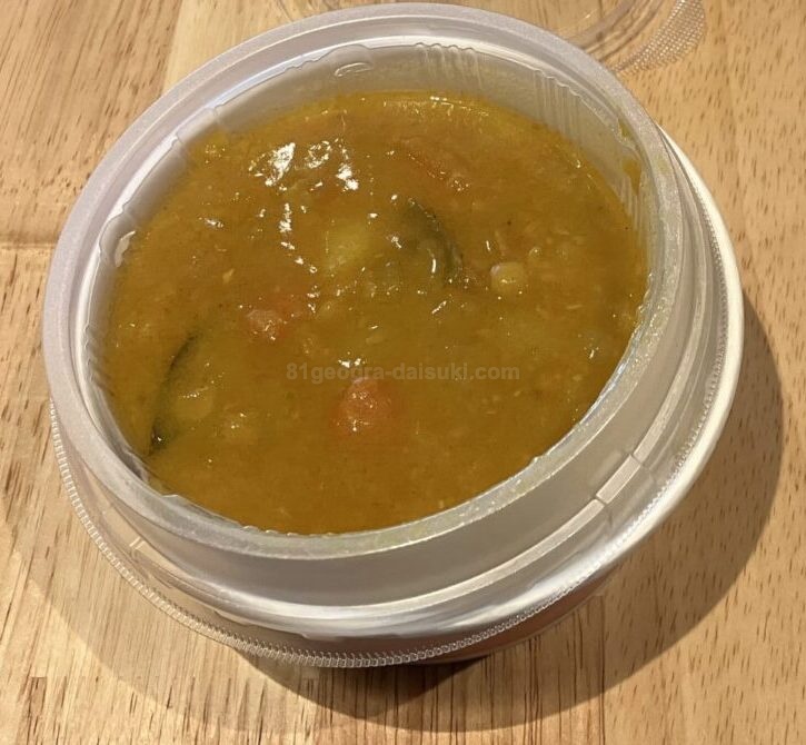 Dal curry at the Malaysia Pavilion – kid-friendly and mildly sweet over rice.(マレーシア館のダルカレー。甘めでお子様にも食べやすい味、ご飯にかけて食べます