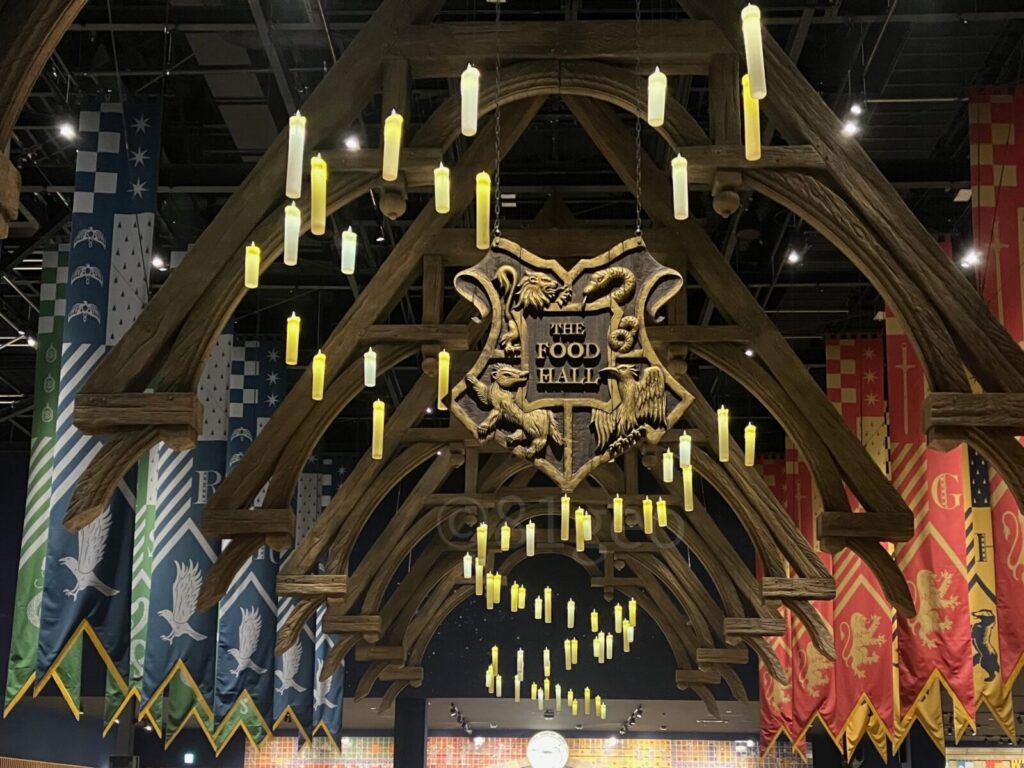 ホグワーツの大広間をイメージしたワーナースタジオツアー東京のフードホール