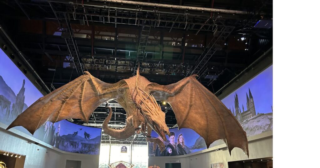 ロンドンのワーナーブラザーススタジオツアー入口上部に展示されたハンガリー・ホーンテール