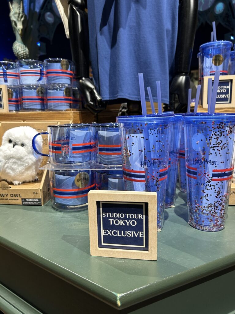 ワーナースタジオ東京限定のハリー・ポッターショップ。「STUDIO TOUR TOKYO EXCLUSIVE」のヘリテージマグカップが並ぶお土産コーナー