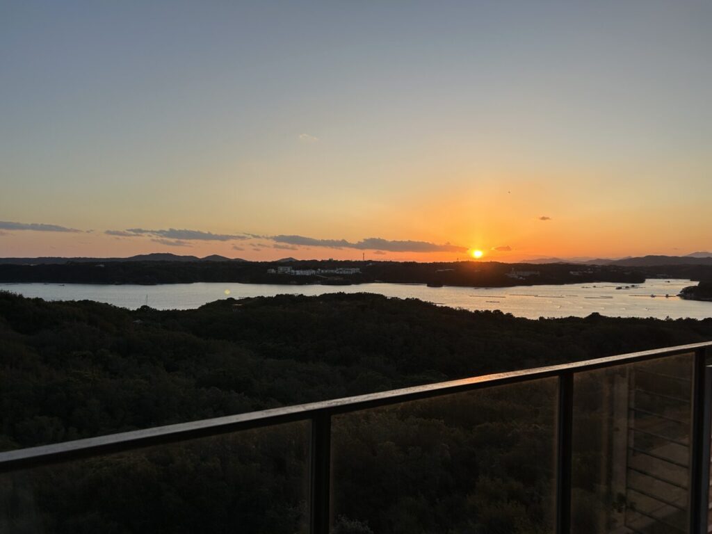 志摩観光ホテル ザ ベイスイートから望む夏の夕日と英虞湾