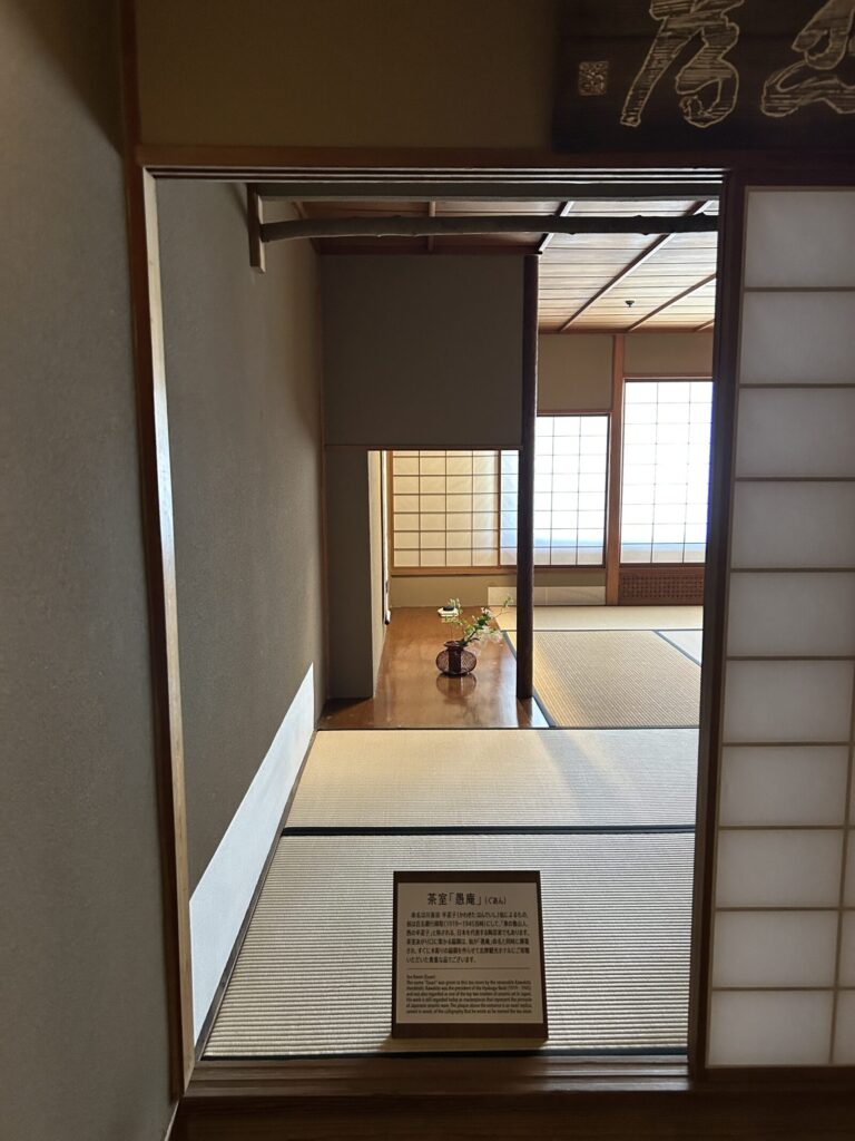 志摩観光ホテル ザ クラブにある茶室「愚庵」の入口