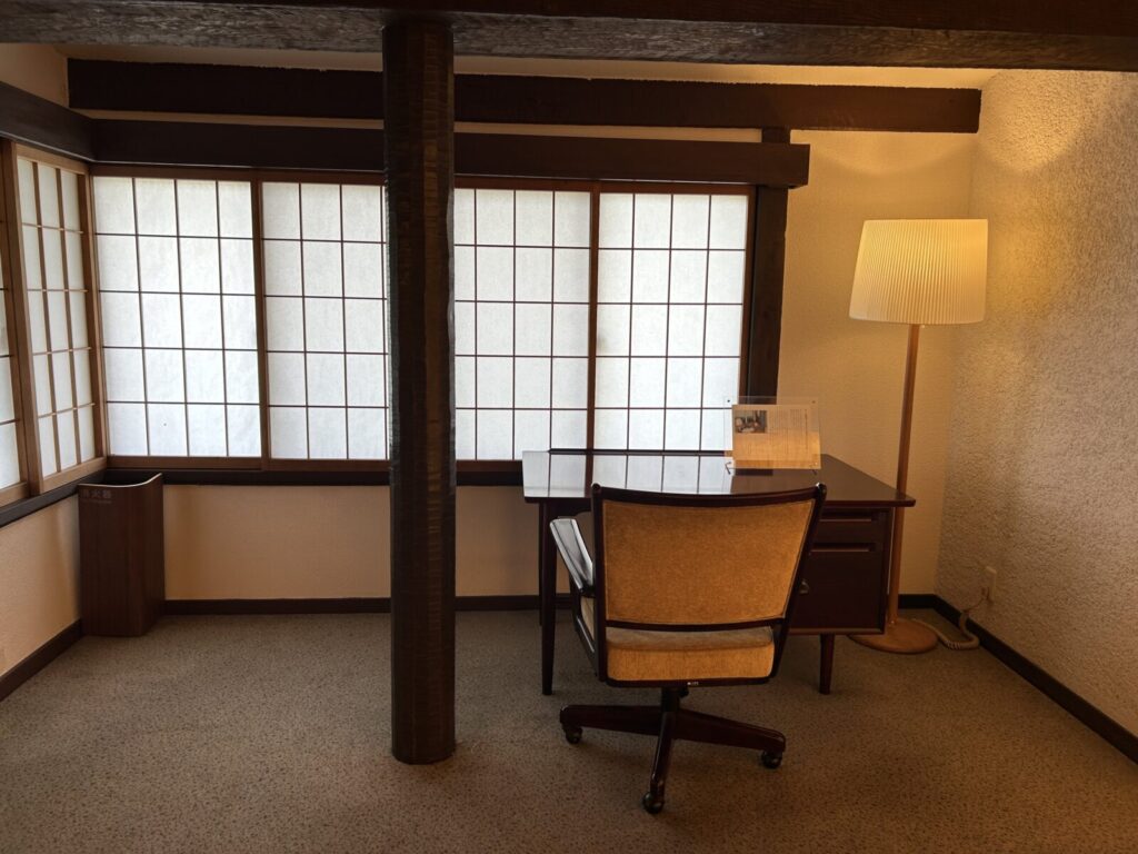 志摩観光ホテルに展示されている山崎豊子さん愛用の机と椅子