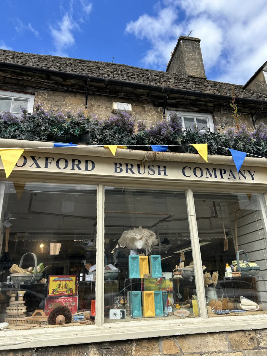 バーフォードのThe Oxford Brush Companyの店先
