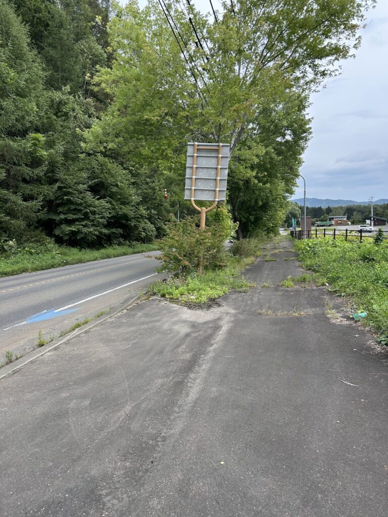 千代田堰堤周辺の道路と歩道の様子