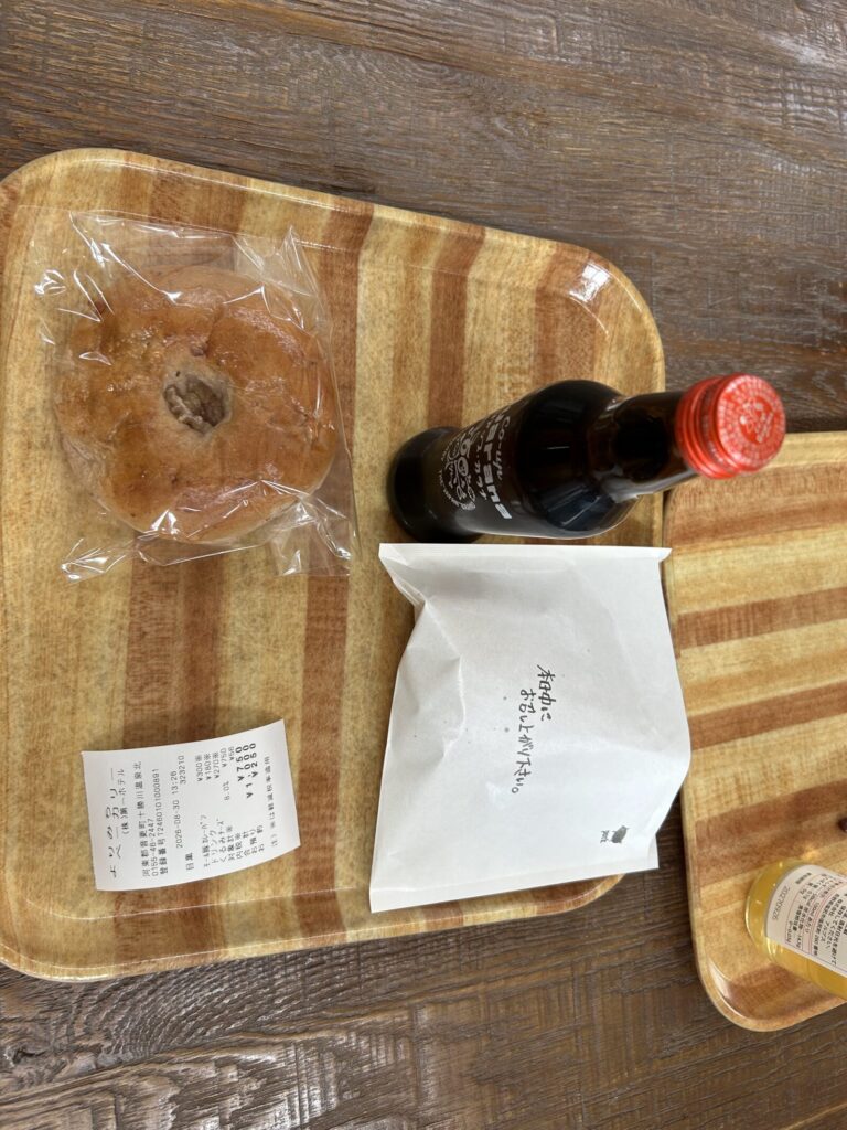 ガラナ飲料とパンでとったサイクリング途中の昼食