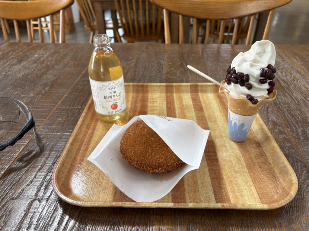 よりみちベーカリーで食べた揚げたてカレーパンやアイスクリームなど