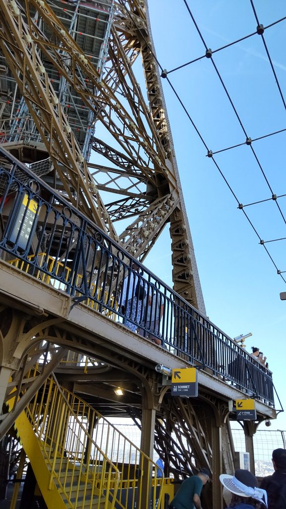 エッフェル塔内部の頂上と1階への案内表示と鉄骨構造